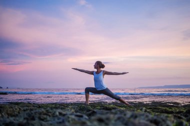 Kafkas kadın pratik yoga, deniz kıyısı