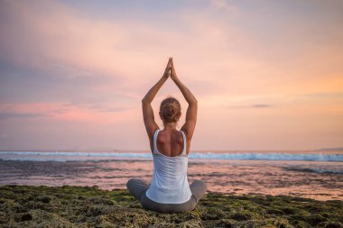 Kafkas kadın pratik yoga, deniz kıyısı