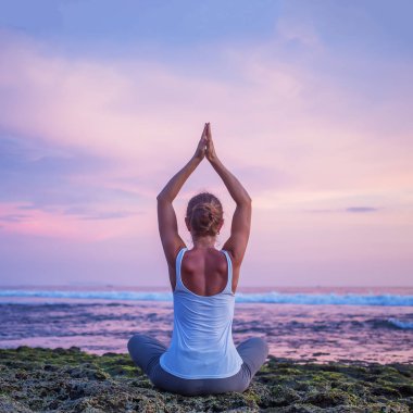 Kafkas kadın pratik yoga, deniz kıyısı