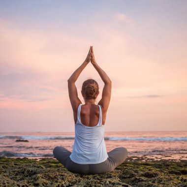 Kafkas kadın pratik yoga, deniz kıyısı