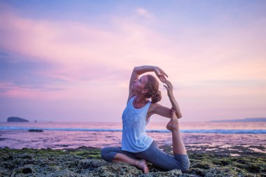 Kafkas kadın pratik yoga, deniz kıyısı
