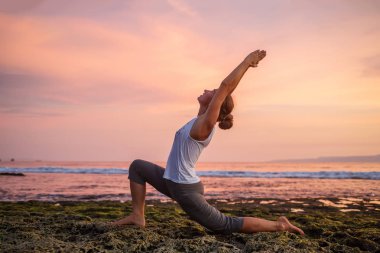 Kafkas kadın pratik yoga, deniz kıyısı