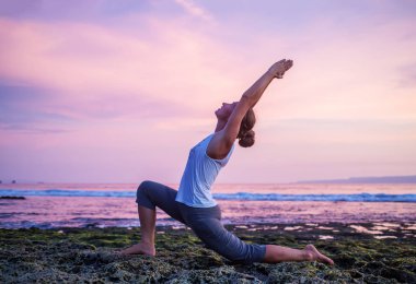 Kafkas kadın pratik yoga, deniz kıyısı