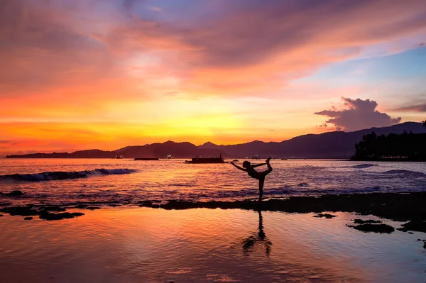 Kafkas kadın pratik yoga, deniz kıyısı — Stok fotoğraf