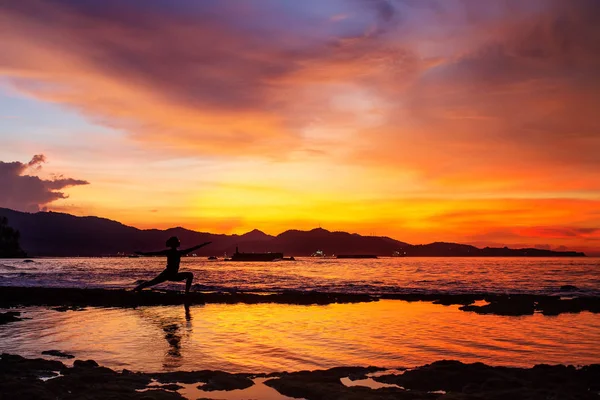 Mujer caucásica practicando yoga en la orilla del mar — Foto de Stock