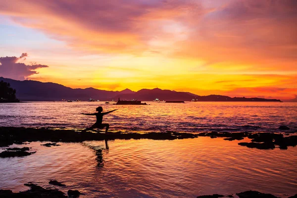 Donna caucasica che pratica yoga in riva al mare — Foto Stock