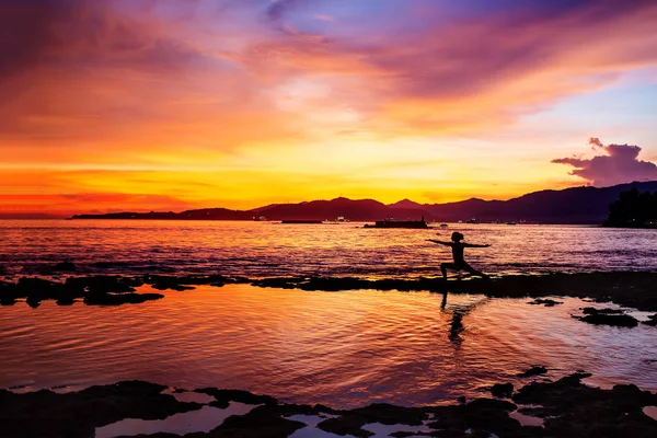 Mujer caucásica practicando yoga en la orilla del mar — Foto de Stock