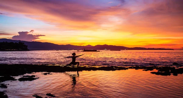 Donna caucasica che pratica yoga in riva al mare — Foto Stock