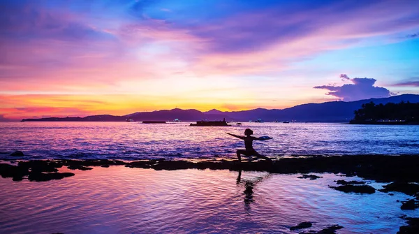 Donna caucasica che pratica yoga in riva al mare — Foto Stock