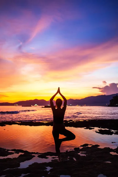 Donna caucasica che pratica yoga in riva al mare — Foto Stock