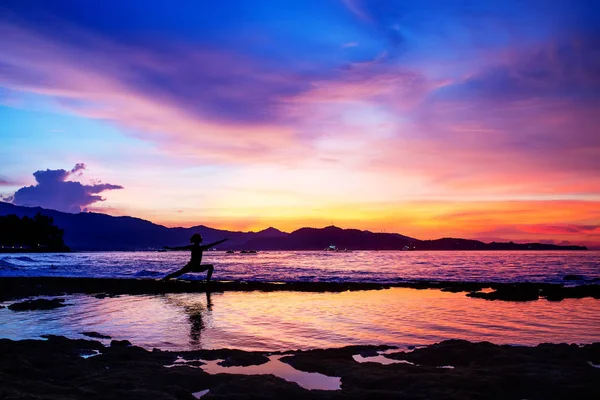 Mujer caucásica practicando yoga en la orilla del mar — Foto de Stock