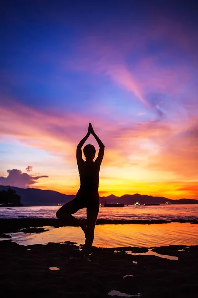 Donna caucasica che pratica yoga in riva al mare — Foto Stock