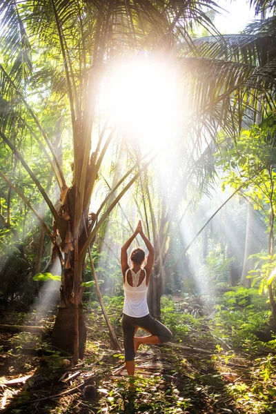 Donna che fa yoga fuori nella giungla — Foto Stock