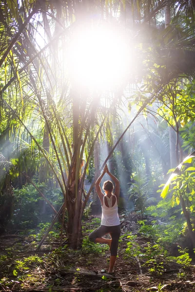 Donna che fa yoga fuori nella giungla — Foto Stock