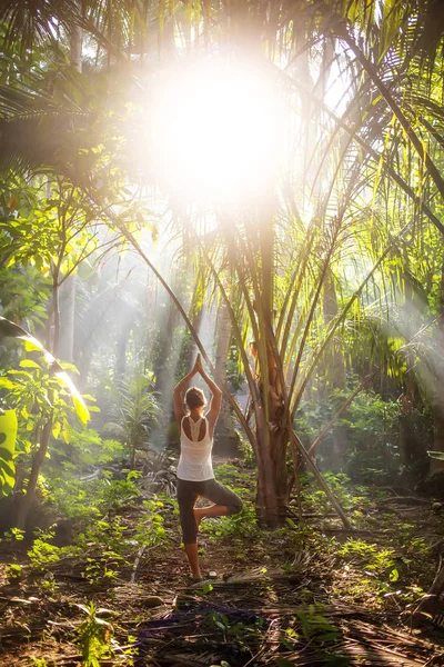 Wanita melakukan yoga di luar di hutan — Stok Foto