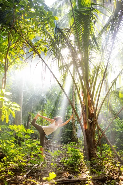 Wanita melakukan yoga di luar di hutan — Stok Foto