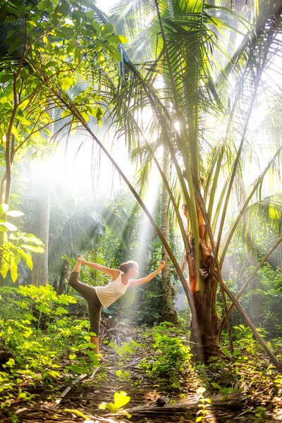 Wanita melakukan yoga di luar di hutan — Stok Foto