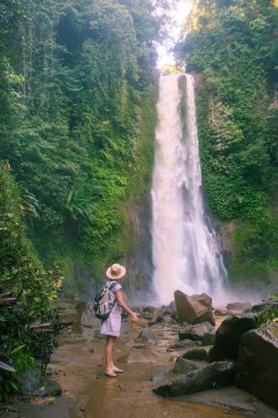  Su fal yakın kadın Bali, Endonezya üzerinde git git 