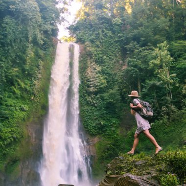  Su fal yakın kadın Bali, Endonezya üzerinde git git 