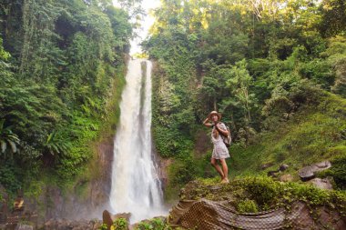  Su fal yakın kadın Bali, Endonezya üzerinde git git 