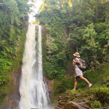  Su fal yakın kadın Bali, Endonezya üzerinde git git 