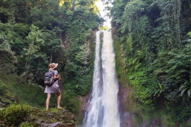  Su fal yakın kadın Bali, Endonezya üzerinde git git 