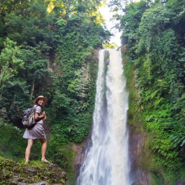  Su fal yakın kadın Bali, Endonezya üzerinde git git 