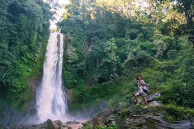  Su fal yakın kadın Bali, Endonezya üzerinde git git 