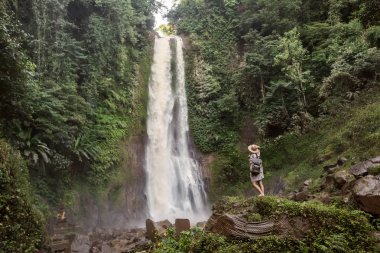  Su fal yakın kadın Bali, Endonezya üzerinde git git 