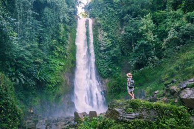  Su fal yakın kadın Bali, Endonezya üzerinde git git 