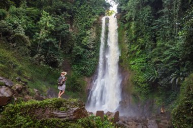  Su fal yakın kadın Bali, Endonezya üzerinde git git 