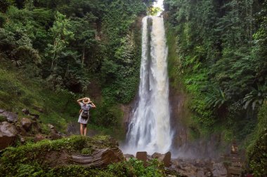  Su fal yakın kadın Bali, Endonezya üzerinde git git 