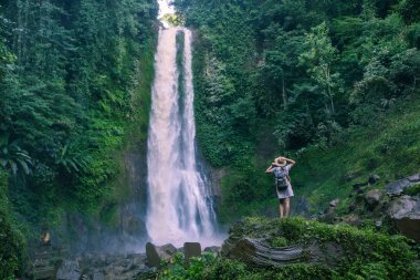  Su fal yakın kadın Bali, Endonezya üzerinde git git 