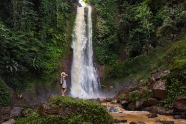  Su fal yakın kadın Bali, Endonezya üzerinde git git 