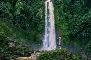  Su fal yakın kadın Bali, Endonezya üzerinde git git 