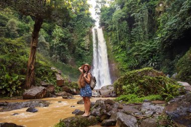  Su fal yakın kadın Bali, Endonezya üzerinde git git 