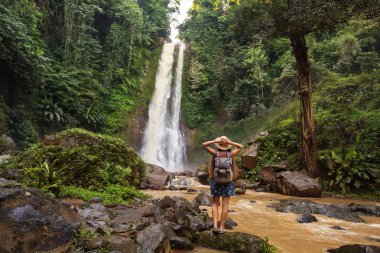  Su fal yakın kadın Bali, Endonezya üzerinde git git 