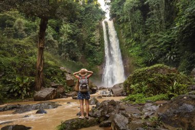  Su fal yakın kadın Bali, Endonezya üzerinde git git 