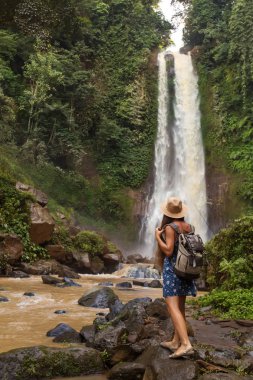  Su fal yakın kadın Bali, Endonezya üzerinde git git 