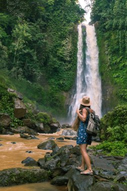  Su fal yakın kadın Bali, Endonezya üzerinde git git 