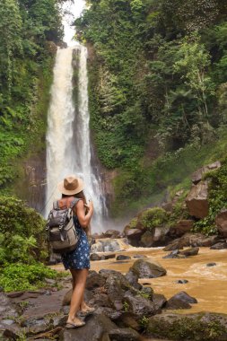  Su fal yakın kadın Bali, Endonezya üzerinde git git 