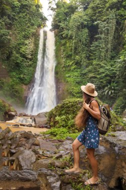  Su fal yakın kadın Bali, Endonezya üzerinde git git 