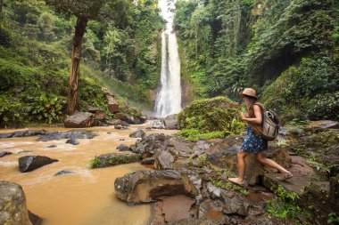  Su fal yakın kadın Bali, Endonezya üzerinde git git 