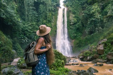  Su fal yakın kadın Bali, Endonezya üzerinde git git 