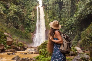  Su fal yakın kadın Bali, Endonezya üzerinde git git 