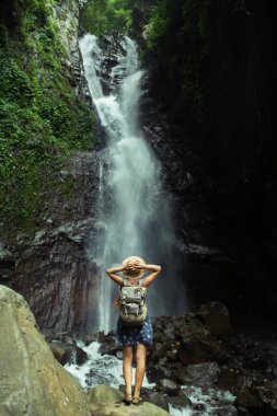 Bali, Endonezya üzerinde şelale yakın kadın 