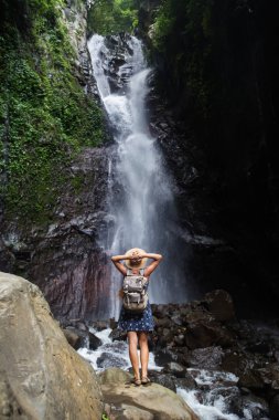 Bali, Endonezya üzerinde şelale yakın kadın 