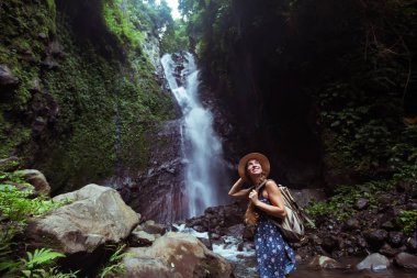 Bali, Endonezya üzerinde şelale yakın kadın 