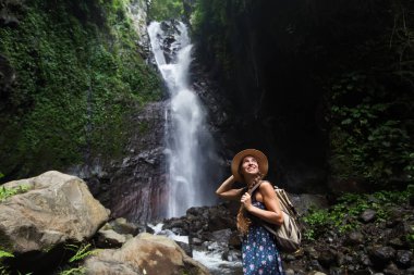 Bali, Endonezya üzerinde şelale yakın kadın 