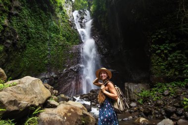 Bali, Endonezya üzerinde şelale yakın kadın 